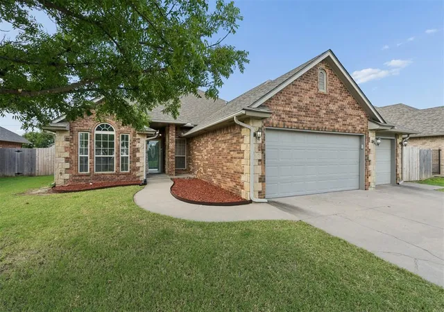 Homes for sale in Moore, OK | 2216 Sw 33Rd St, Moore, OK 73170 | MLS# 1235993