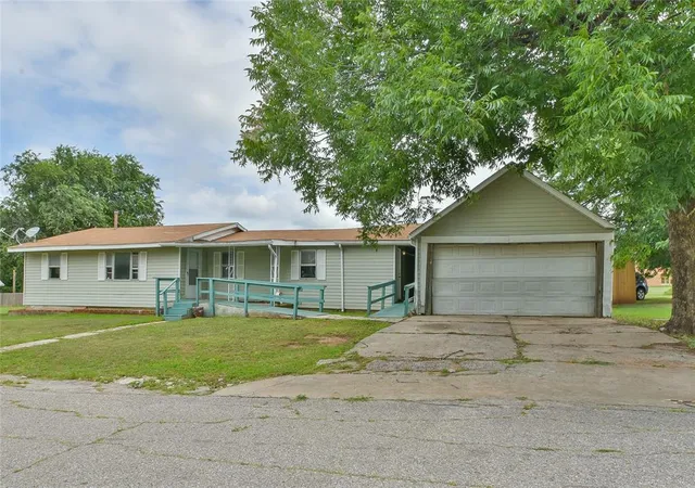 2nd image of 418 W Penn St, El Reno, OK 73036 | MLS# 1236069