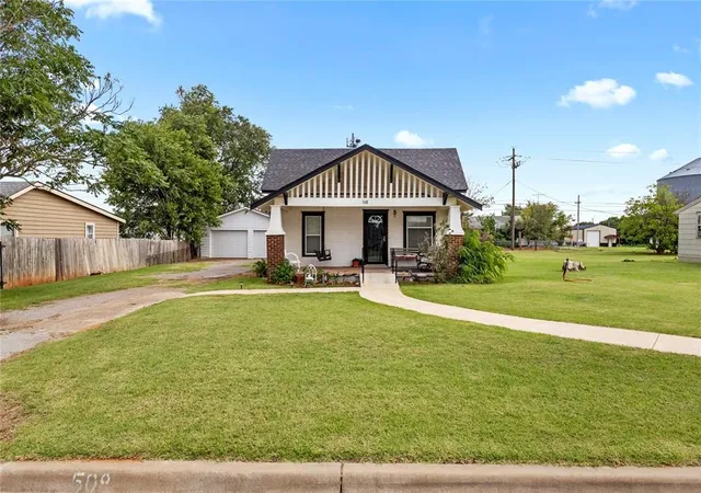 Homes for sale in Weatherford, OK | 508 E Rainey Ave, Weatherford, OK 73096 | MLS# 1236134