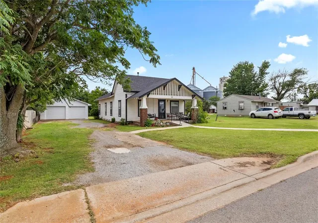 Homes for sale in Weatherford, OK | 508 E Rainey Ave, Weatherford, OK 73096 | MLS# 1236134