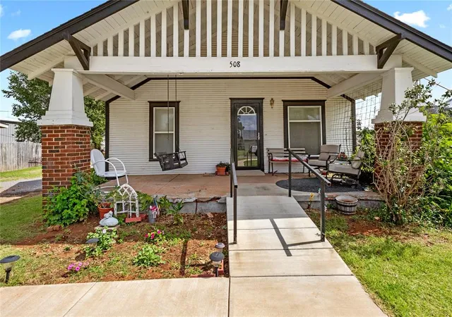 Homes for sale in Weatherford, OK | 508 E Rainey Ave, Weatherford, OK 73096 | MLS# 1236134