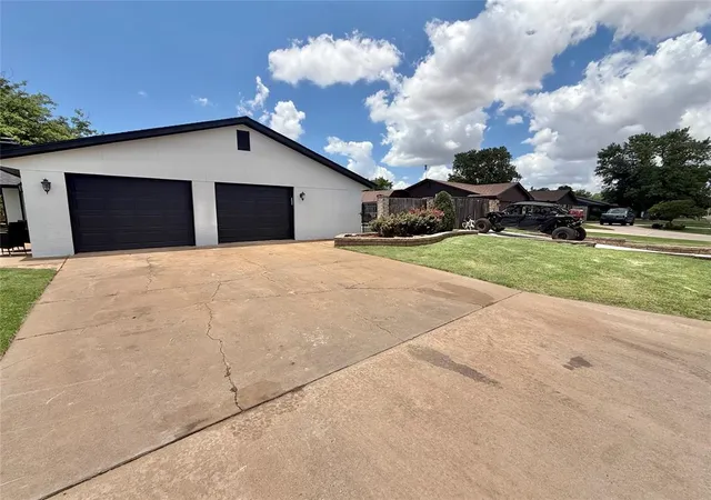 Photo 2 of Sale Pending at 1209 S Trail Dr, Altus, OK 73521 | MLS# 1236193 | Listing updated on 2026-09-17