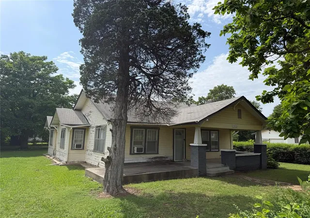Homes for sale in Wewoka, OK | 501 E Seminole Ave, Wewoka, OK 74884 | MLS# 1236255