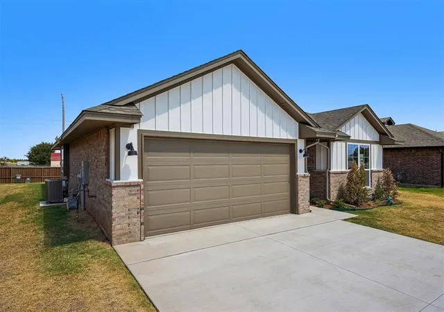 Photo 3 of Single family home for sale at 1031 Se 16th Terrace, Newcastle, OK 73065 | MLS# 1236287 | Listing updated on 2026-09-22