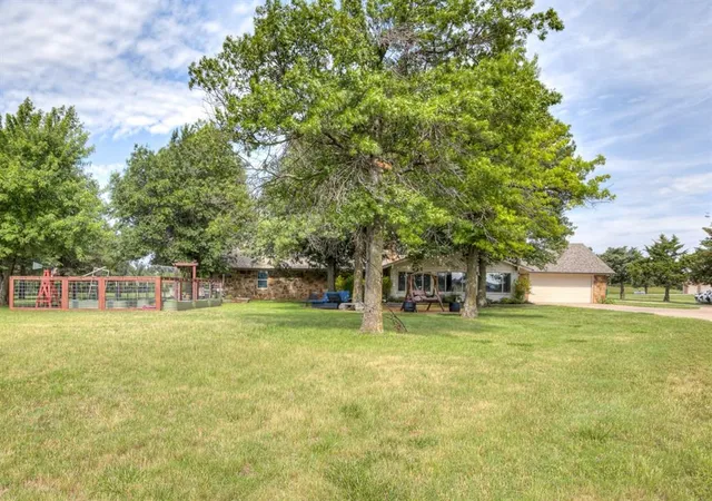 2nd image of 7025 S Cimarron Rd, Yukon, OK 73099 | MLS# 1236294