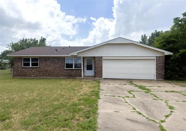 Homes for sale in Chickasha, OK | 122 Glenhaven Dr, Chickasha, OK 73018 | MLS# 1236319