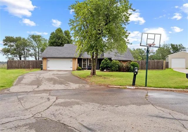 Homes for sale in Clinton, OK | 1631 Deputy Dr, Clinton, OK 73601 | MLS# 1236340