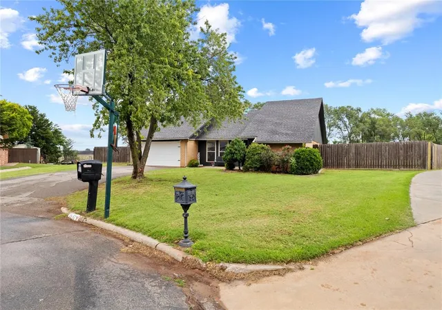 Homes for sale in Clinton, OK | 1631 Deputy Dr, Clinton, OK 73601 | MLS# 1236340