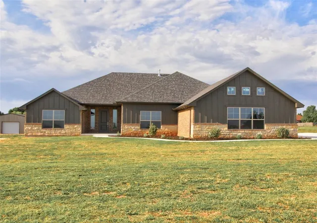 Photo 3 of Single family home for sale at 8681 Oak Tree Cir, Edmond, OK 73025 | MLS# 1236376 | Listing updated on 2026-09-19