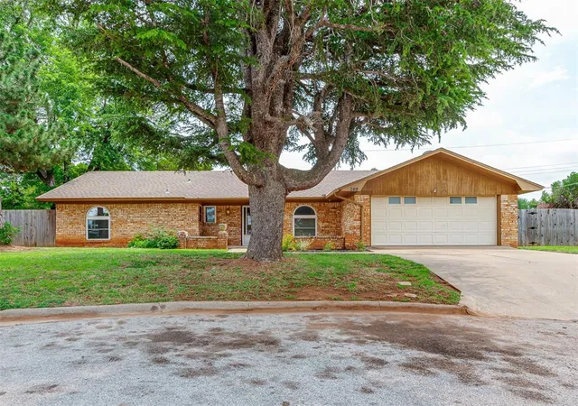 Homes for sale in Chickasha, OK | 149 Orchard Dr, Chickasha, OK 73018 | MLS# 1236379