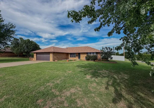 Homes for sale in Hinton, OK | 924 N Aspen Ave, Hinton, OK 73047 | MLS# 1236422