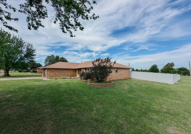 Homes for sale in Hinton, OK | 924 N Aspen Ave, Hinton, OK 73047 | MLS# 1236422