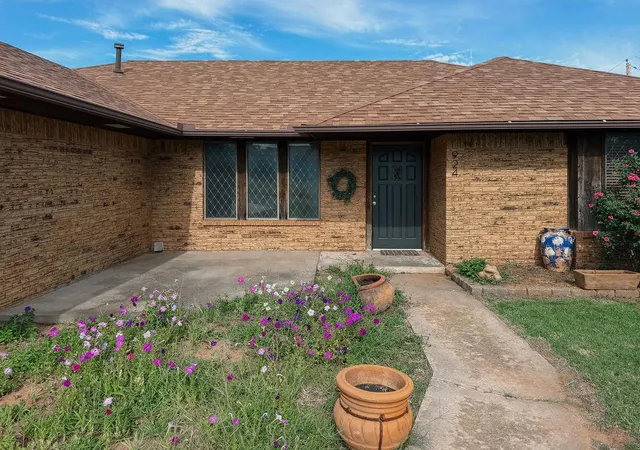 Homes for sale in Hinton, OK | 924 N Aspen Ave, Hinton, OK 73047 | MLS# 1236422