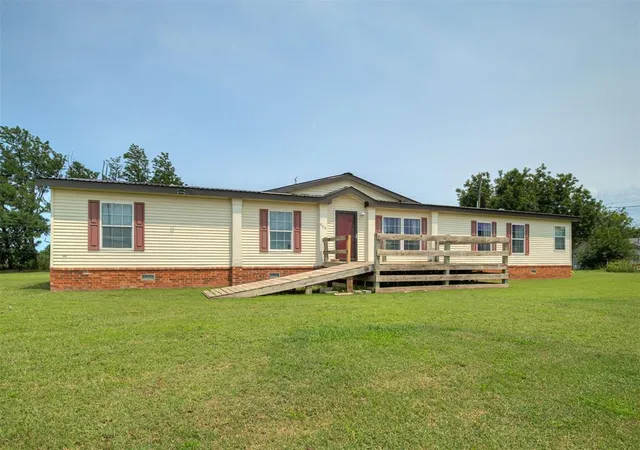 Photo 1 of Single family home for sale at 206 N Pine St, Crescent, OK 73028 | MLS# 1236443 | Listing updated on 2026-08-19