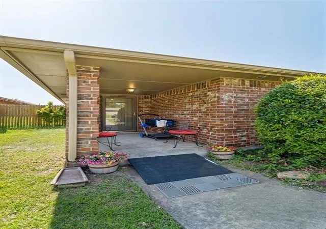 Homes for sale in Yukon, OK | 404 N Willowood Dr, Yukon, OK 73099