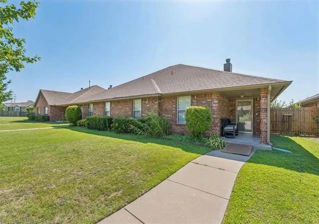 Homes for sale in Yukon, OK | 404 N Willowood Dr, Yukon, OK 73099