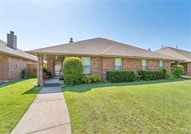 Homes for sale in Yukon, OK | 404 N Willowood Dr, Yukon, OK 73099