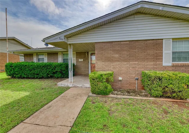 Homes for sale in Sayre, OK | 306 Spurlin Dr, Sayre, OK 73662 | MLS# 1236490