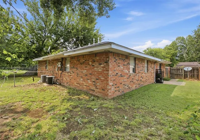 image of 2240 Donna Dr, Norman, OK 73071