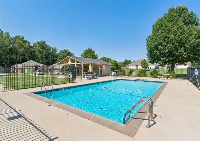 Homes for sale in Yukon, OK | 408 N Willowood Drive, Yukon, OK 73099 | Houzeo