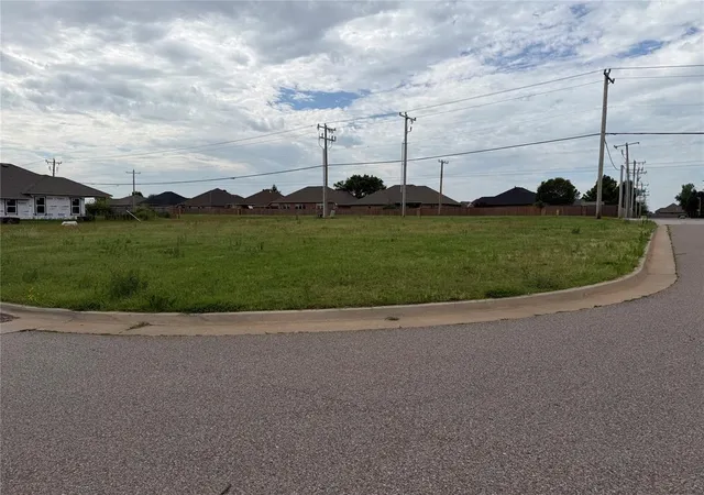 2nd image of 11760 Sw 15th Ter, Yukon, OK 73099 | MLS# 1236528