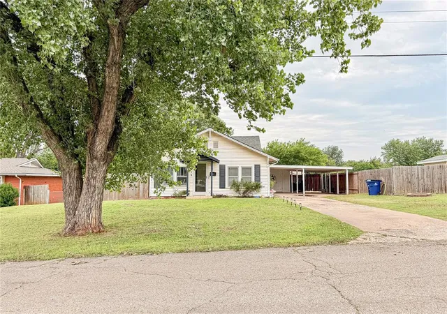 Homes for sale in Guthrie, OK | 1215 N Walnut St, Guthrie, OK 73044 | MLS# 1236542