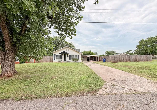 Homes for sale in Guthrie, OK | 1215 N Walnut St, Guthrie, OK 73044 | MLS# 1236542