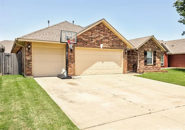 Homes for sale in Oklahoma City, OK | 913 Sw 38Th St, Oklahoma City, OK 73160 | MLS# 1236569