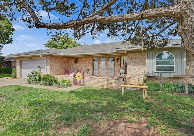 Homes for sale in Altus, OK | 2412 N Robin St, Altus, OK 73521 | MLS# 1236587