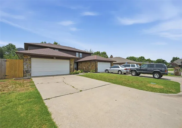 3rd image of 10124 Birkenhead Ct, Yukon, OK 73099