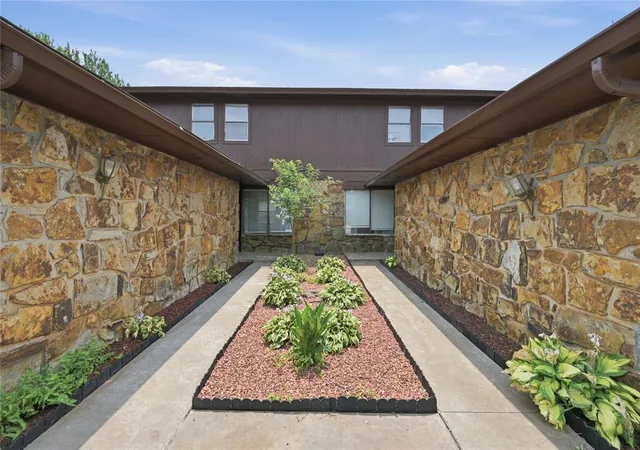 4th image of 10124 Birkenhead Ct, Yukon, OK 73099
