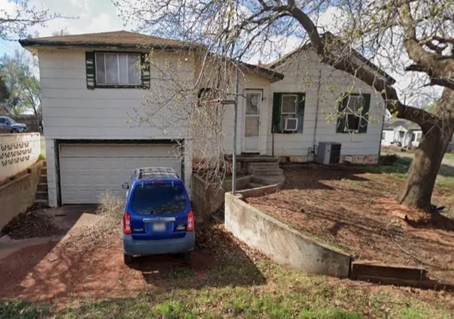 Homes for sale in Sayre, OK | 612 N 2nd St, Sayre, OK 73662 | MLS# 1236610