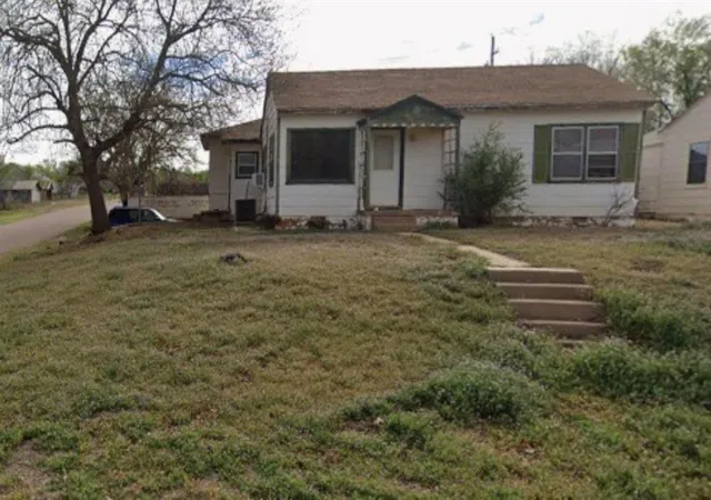 Homes for sale in Sayre, OK | 612 N 2nd St, Sayre, OK 73662 | MLS# 1236610