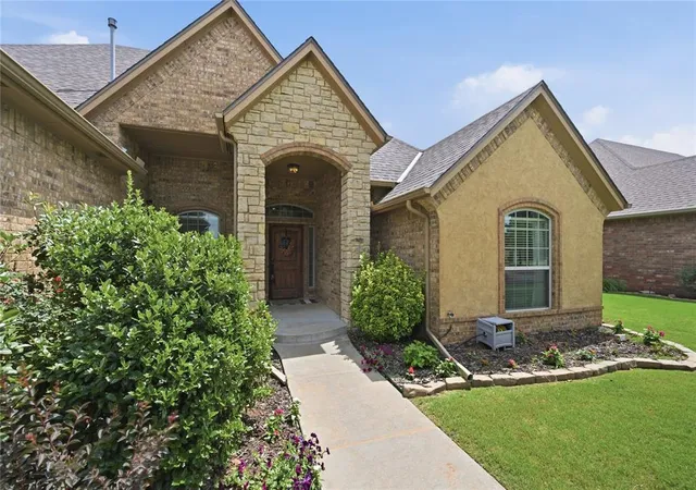 2nd image of 10812 Nw 34th St, Yukon, OK 73099 | MLS# 1236626