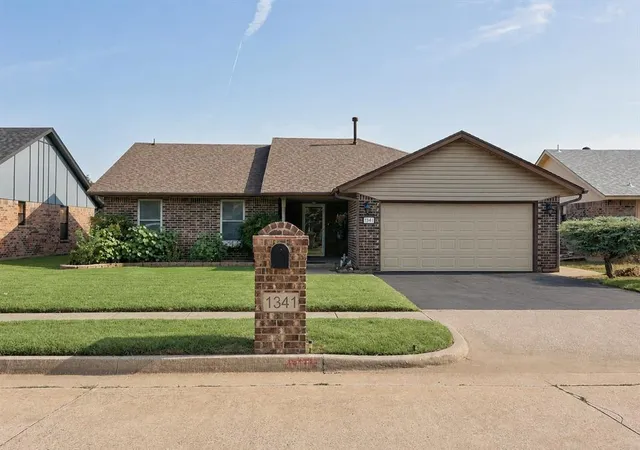 Homes for sale in Yukon, OK | 1341 Oswego Dr, Yukon, OK 73099 | MLS# 1236632