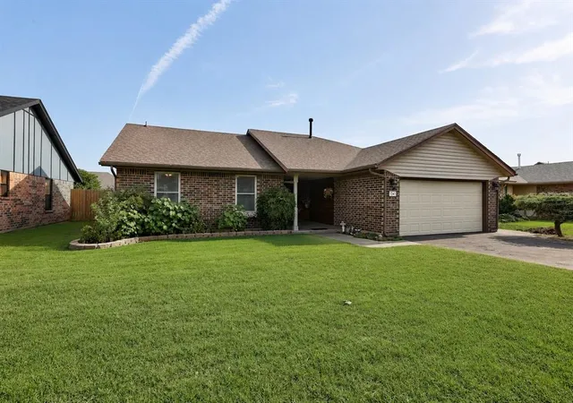 Homes for sale in Yukon, OK | 1341 Oswego Dr, Yukon, OK 73099 | MLS# 1236632
