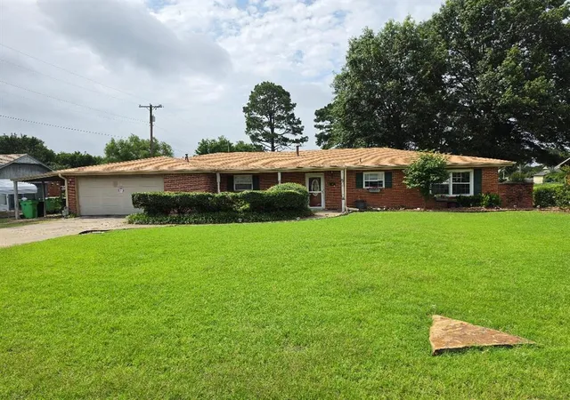 Homes for sale in Okemah, OK | 817 W Date St, Okemah, OK 74859 | MLS# 1236755