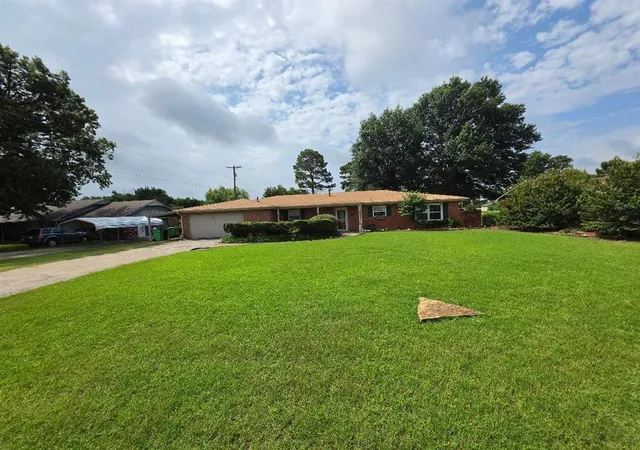 Homes for sale in Okemah, OK | 817 W Date St, Okemah, OK 74859 | MLS# 1236755