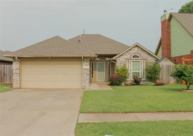 Photo 2 of Sale Pending at 820 Glenwood Dr, Moore, OK 73160 | MLS# 1236834 | Listing updated on 2026-07-04