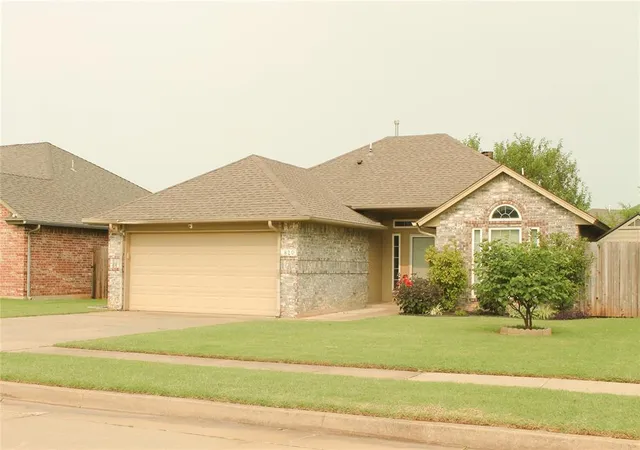 Photo 3 of Sale Pending at 820 Glenwood Dr, Moore, OK 73160 | MLS# 1236834 | Listing updated on 2026-07-04