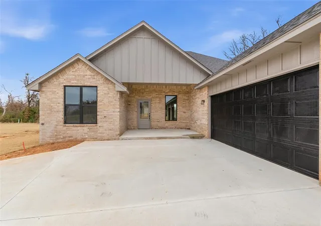 3rd image of 1328 Cedar Cir, Harrah, OK 73045 | MLS# 1236843