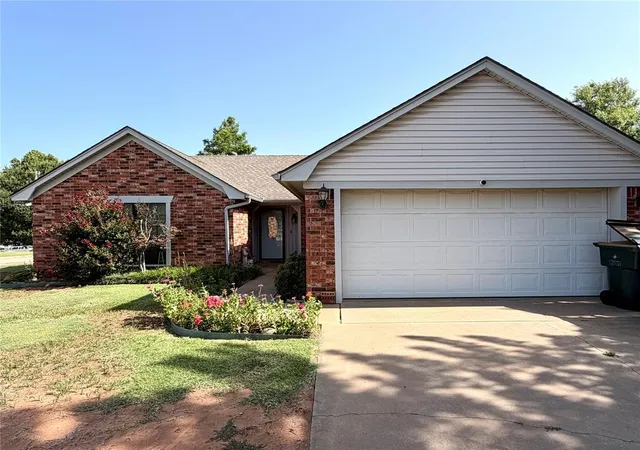 Homes for sale in Chickasha, OK | 2914 Lacey Dr, Chickasha, OK 73018 | MLS# 1236883