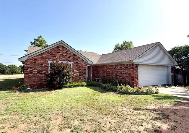 Homes for sale in Chickasha, OK | 2914 Lacey Dr, Chickasha, OK 73018 | MLS# 1236883