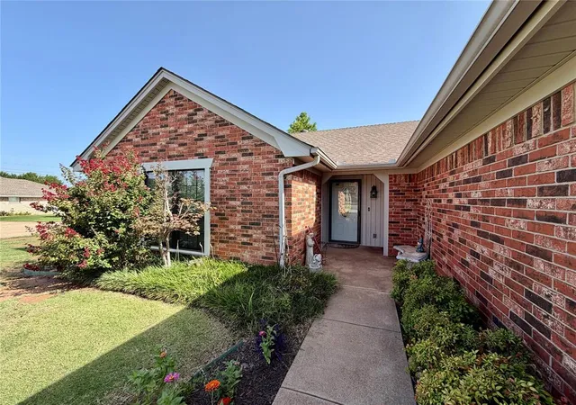 Homes for sale in Chickasha, OK | 2914 Lacey Dr, Chickasha, OK 73018 | MLS# 1236883