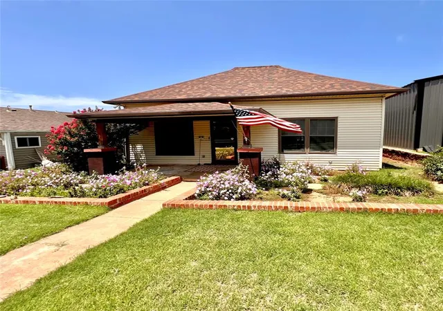 Homes for sale in Carnegie, OK | 205 E 1st St, Carnegie, OK 73015 | MLS# 1236903