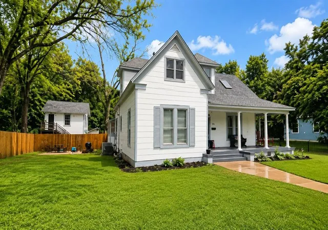 2nd image of 902 Nw B St, Ardmore, OK 73401 | MLS# 1236924