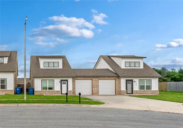 Homes for sale in Newcastle, OK | 1644 Comice Dr, Newcastle, OK 73065 | MLS# 1236926
