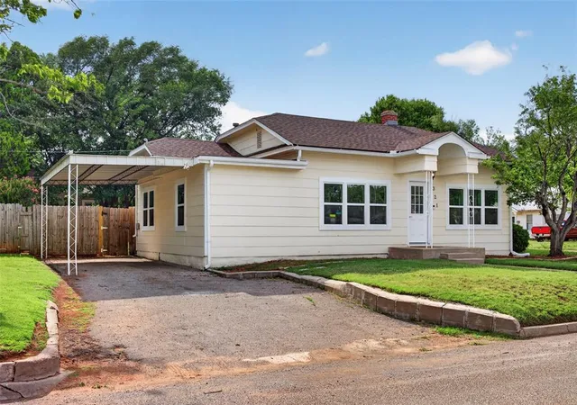 Homes for sale in Elk City, OK | 321 N Howard St, Elk City, OK 73644 | MLS# 1236945