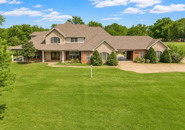 Homes for sale in Pauls Valley, OK | 1419 W Royal Oaks Rd, Pauls Valley, OK 73075 | MLS# 1236965