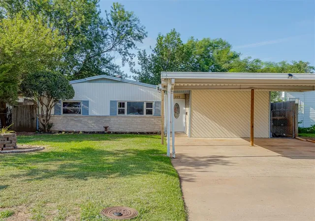 Homes for sale in Chickasha, OK | 1209 Park Ave, Chickasha, OK 73018 | MLS# 1237047
